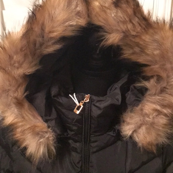 Black puffy jacket with faux fur trim 🥶 - Picture 5 of 8